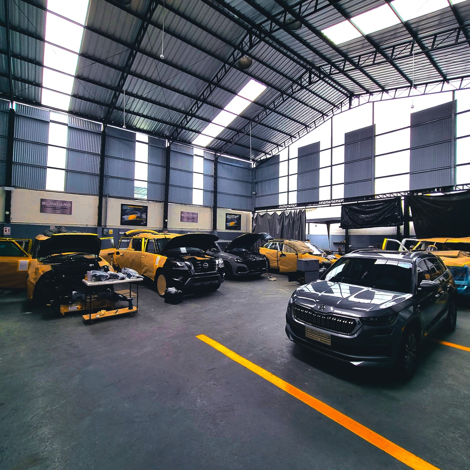 Taller Blingard: Reparación automotriz. Vehículos en reparación.