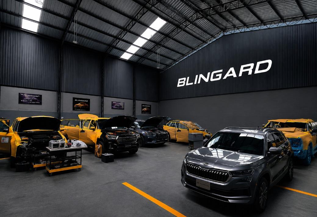 SUV blindada: Kevlar, vidrios blindados, acero balístico.